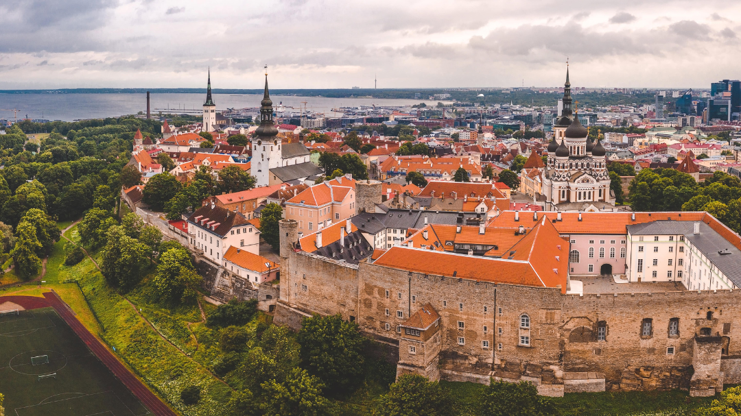 Virsraksta attēls ar Tallinu, Igaunijas panorāmas skats