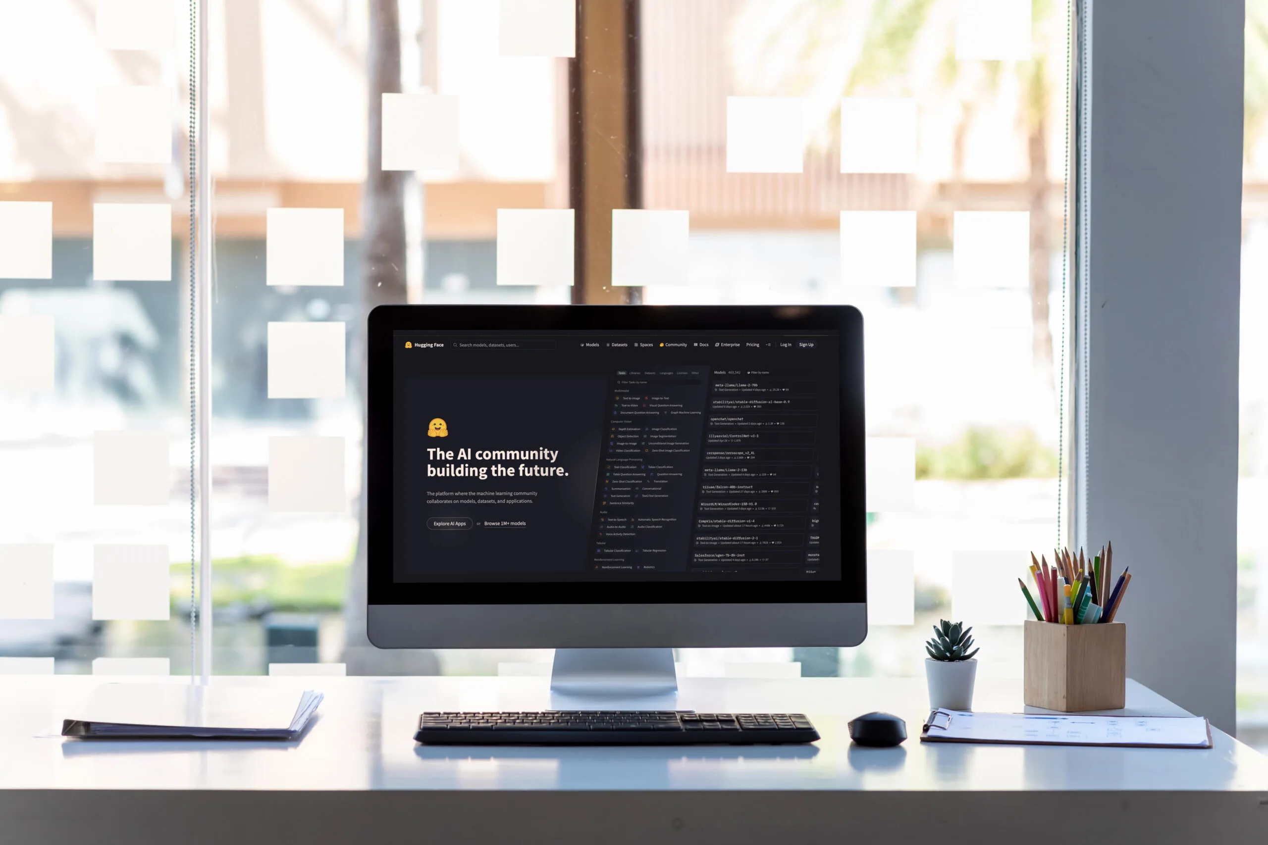 Virsraksta attēls ar apskāvienu sejas platformu ekrānā