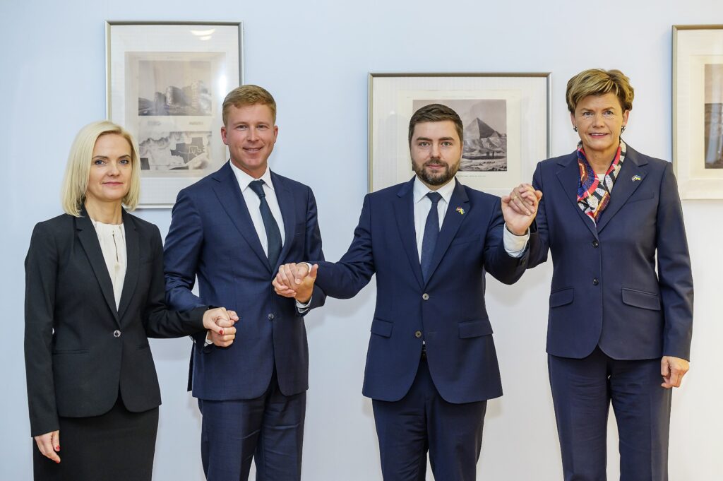 Artūrs Vasiļevskis simboliškai perdavė AI pagrindu veikiančią vertimo platformą Ukrainos ambasadai Latvijoje