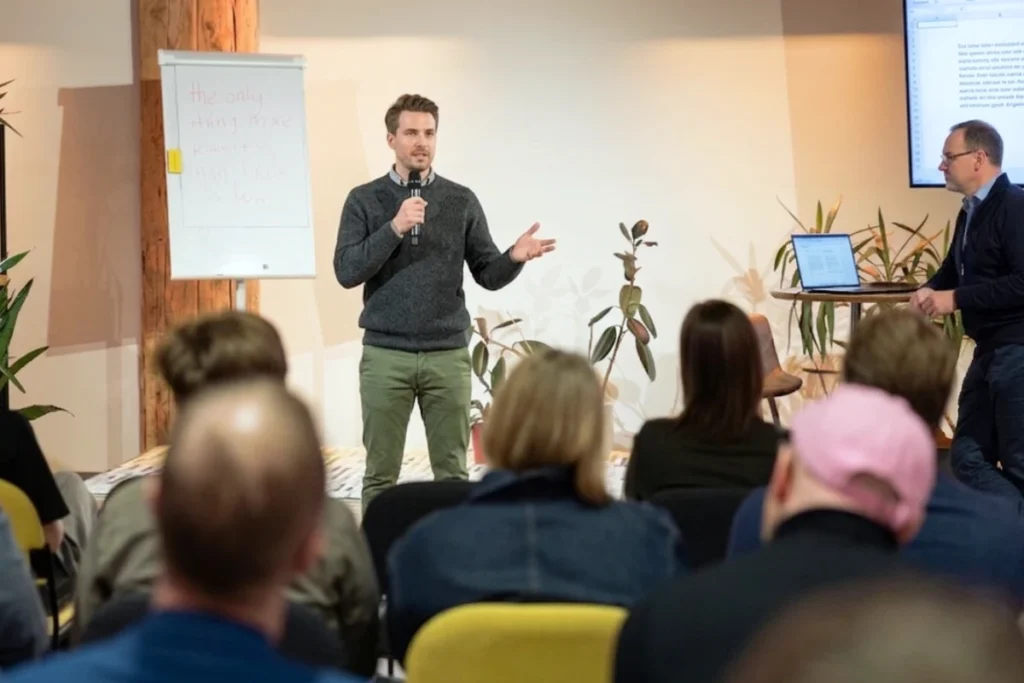 Persona runā pasākumā