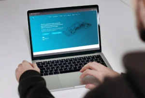 Äriteabe platvorm ASK.BI, mis kasutab Tilde lahendust Unlock tööstuslikud ülevaated ResEvo ASK.BI platvormiga. Tildega välja töötatud intuitiivse tehisintellekti assistendi abil saate muuta keerulised tegevusandmed igapäevasteks otsusteks, kasutades loomulikku keelt.